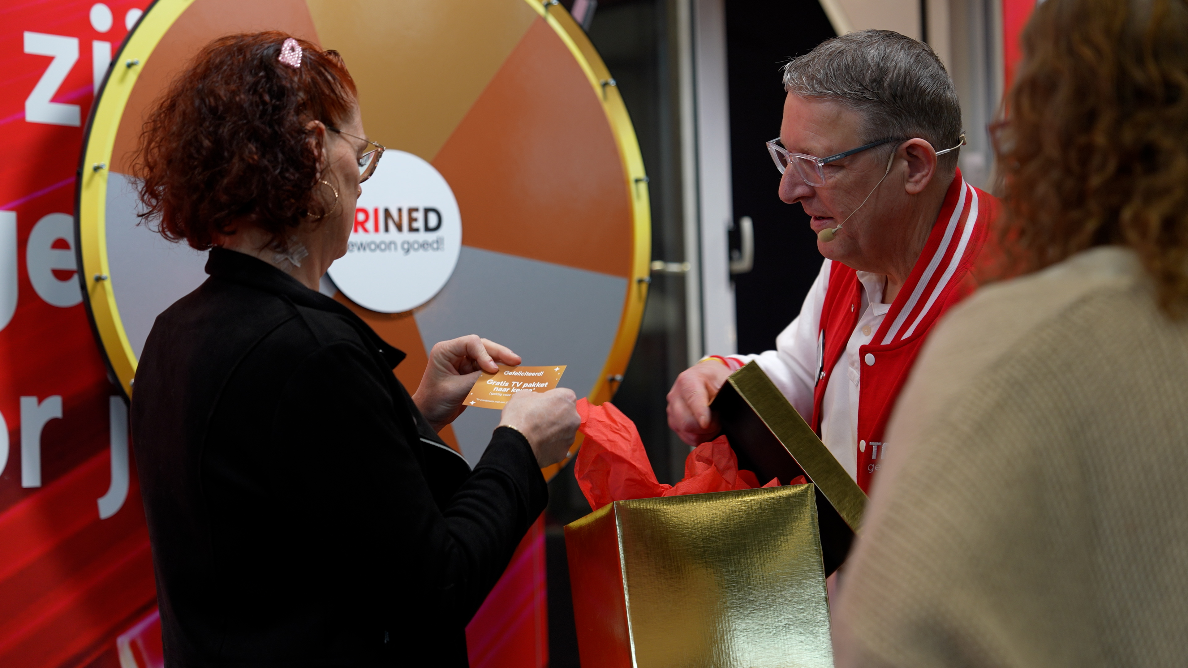 Bezoek leest gewonnen kaartje die ze uit de gouden doos heeft getrokken op de Huishoudbeurs 2026